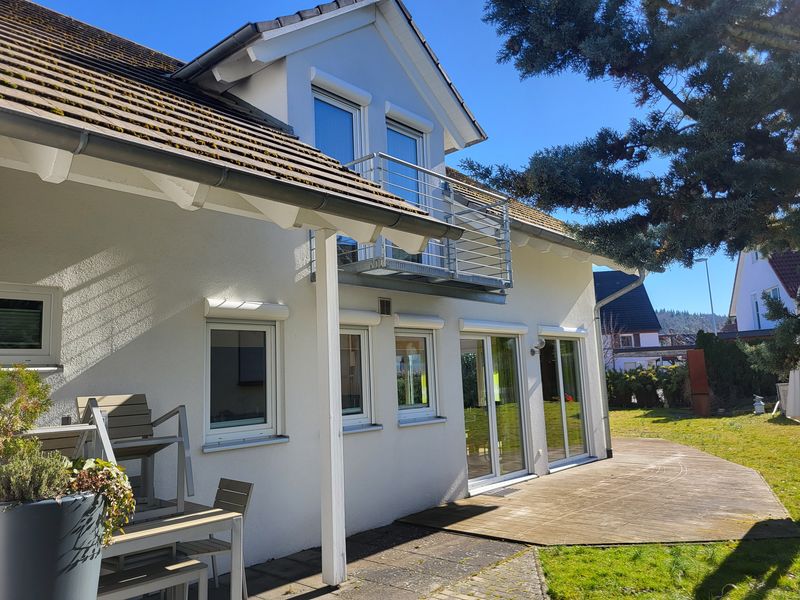 Attraktives freistehendes Einfamilienhaus mit sonnigen Terrassen und Balkonen